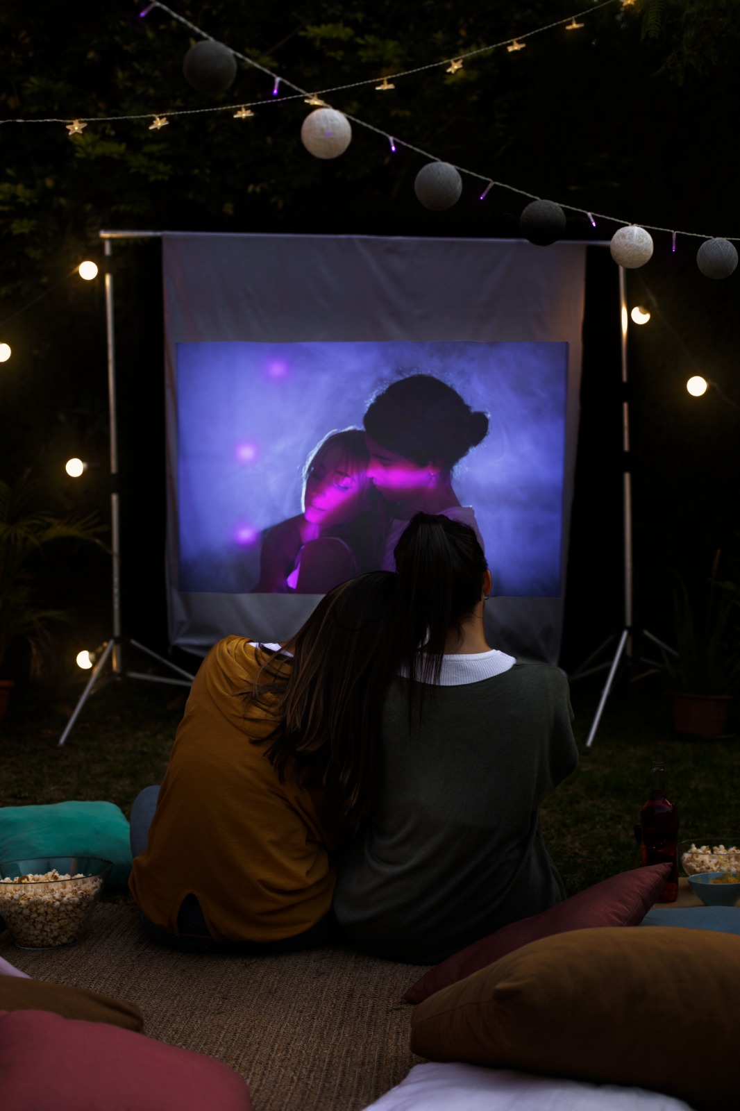 7 Film Romance yang Menceritakan Percintaan Remaja dengan Alur Menarik (ilustrasi: Freepik)