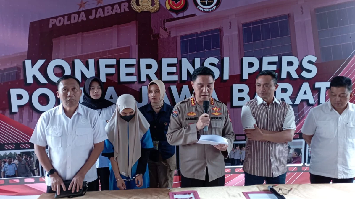 Polda Jabar saat melakukan konferensi pers kasus penyelundupan senpi ilegal oleh HSL di Cimenyan, Kabupaten Bandung, Rabu (27/3).