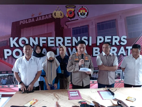 Polda Jabar saat melakukan konferensi pers kasus penyelundupan senpi ilegal oleh HSL di Cimenyan, Kabupaten Bandung, Rabu (27/3).