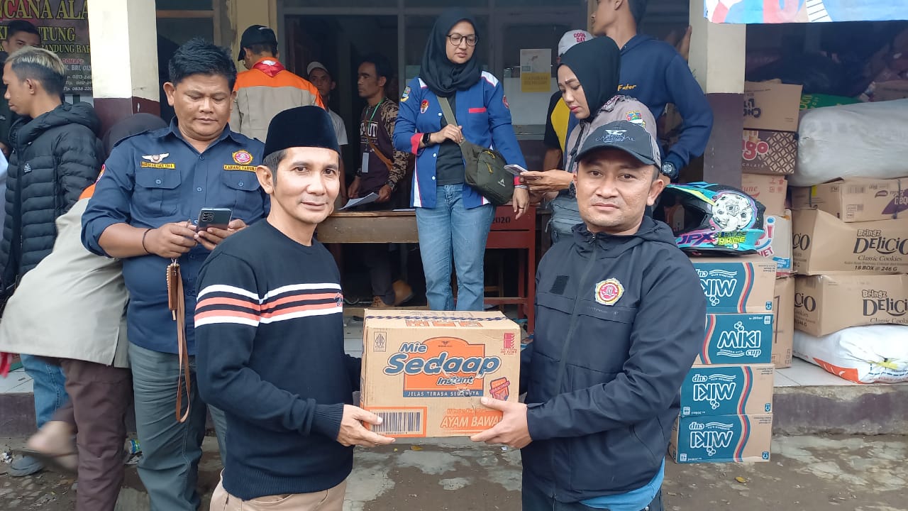 Karang Taruna KBB bersama sejumlah perwakilan turut menyalurkan bantuan ke para korban longsor di Cipongkor, KBB, Rabu (27/3).