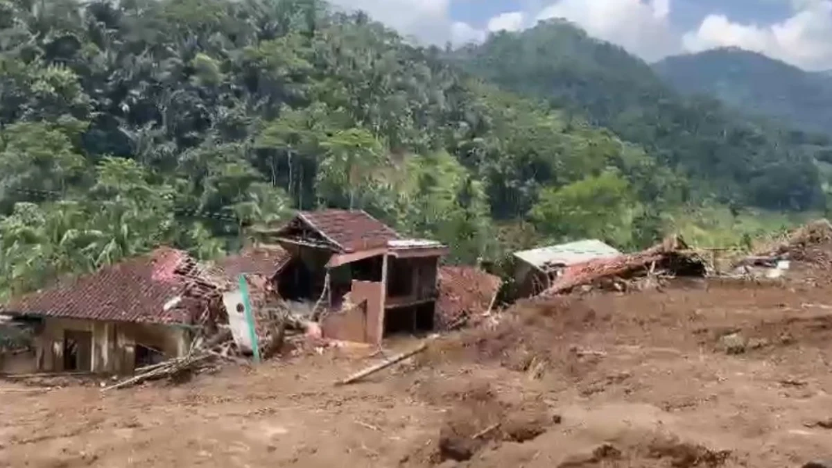 Ratusan rumah terdampak bencana longsor di Kampung Gintung, Desa Cibenda, Kecamatan Cipongkor, KBB yang mana 30 diantaranya tertimbun, Kamis (28/3).
