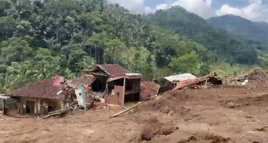 Ratusan rumah terdampak bencana longsor di Kampung Gintung, Desa Cibenda, Kecamatan Cipongkor, KBB yang mana 30 diantaranya tertimbun, Kamis (28/3).