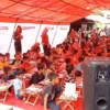 Puluhan anak sekolah dasar ikut kegiatan belajar mengajar darurat di halaman SDN Cibenda, KBB, Kamis (28/3).