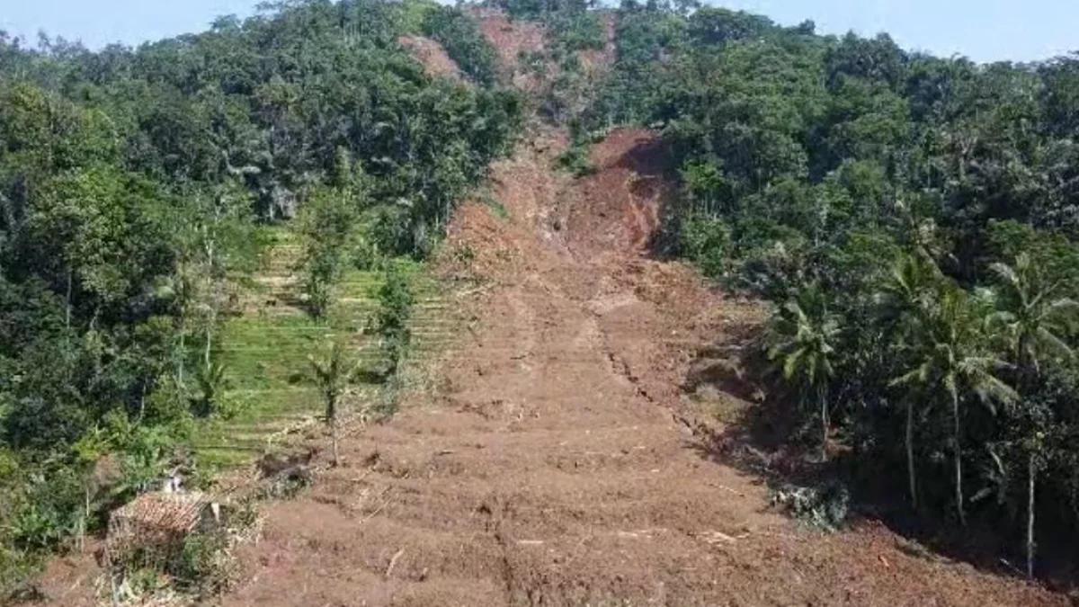 Kondisi tanah longsor di Kampung Gintung, Desa Cibenda, Kecamatan Cipongkor, Kabupaten Bandung Barat (KBB), Kamis (28/3).