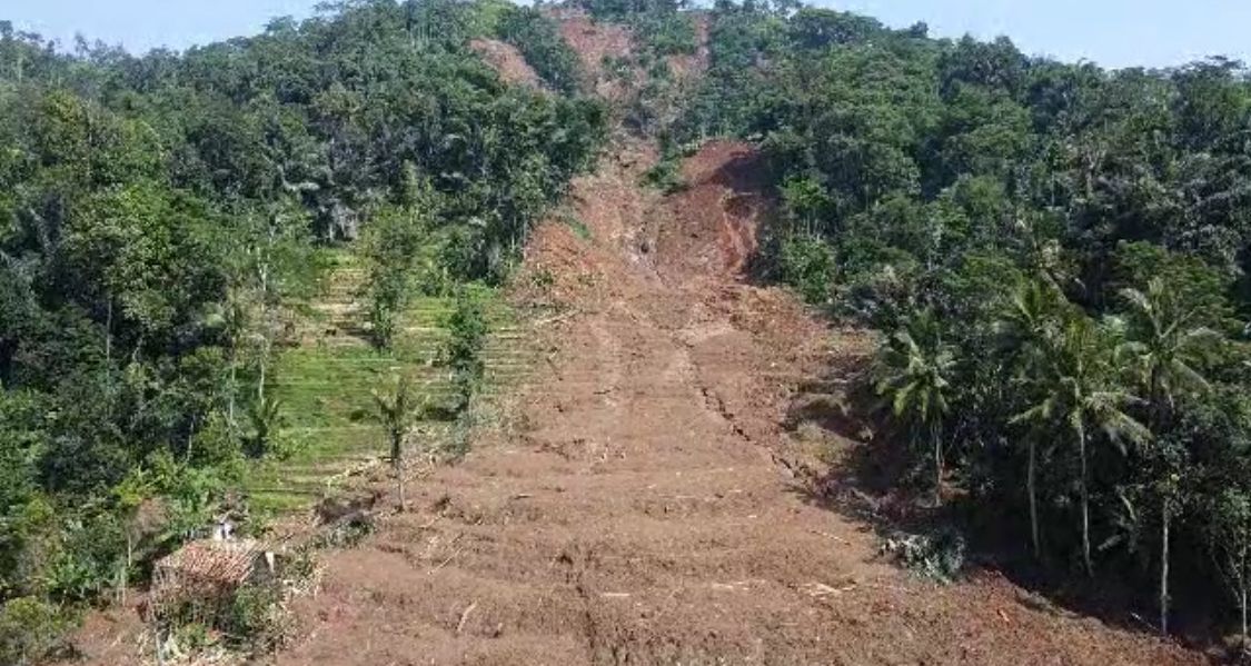 Kondisi tanah longsor di Kampung Gintung, Desa Cibenda, Kecamatan Cipongkor, Kabupaten Bandung Barat (KBB), Kamis (28/3).