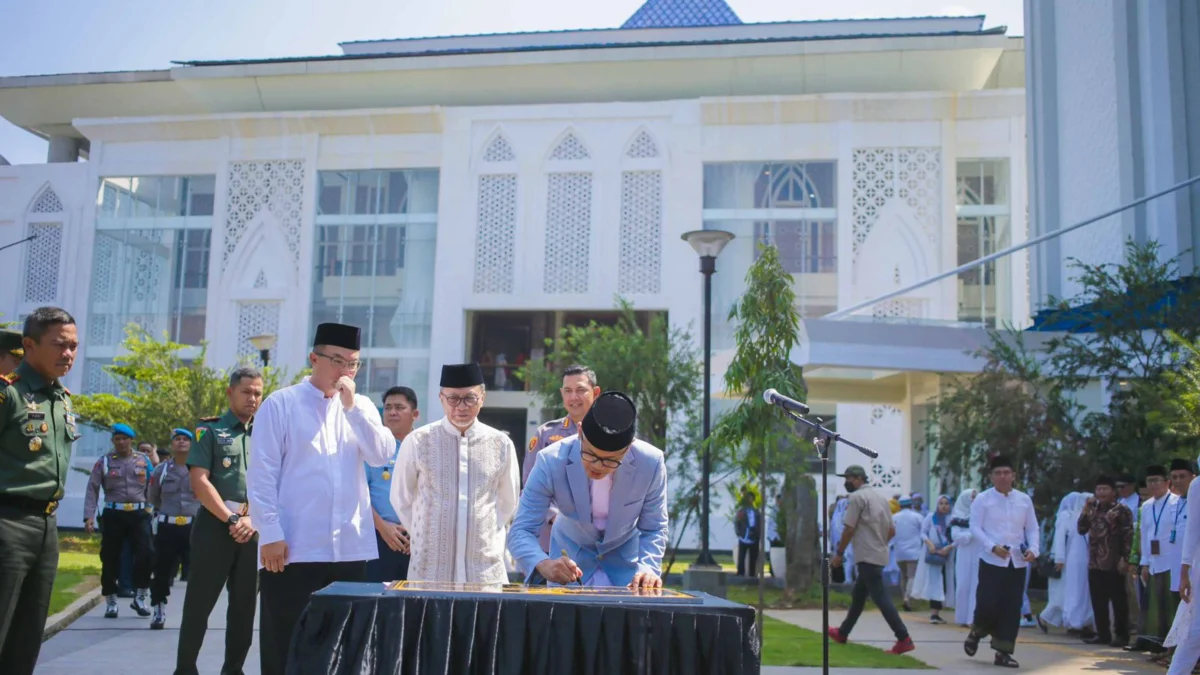 Wali Kota Bogor, Bima Arya saat meresmikan Masjid Agung Al Isra Kota Bogor, Kamis (28/3).