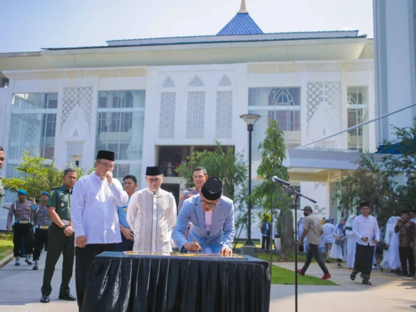 Wali Kota Bogor, Bima Arya saat meresmikan Masjid Agung Al Isra Kota Bogor, Kamis (28/3).