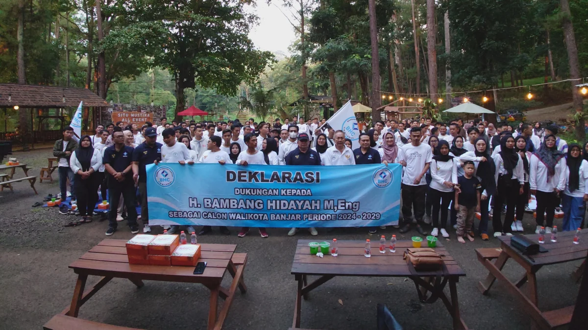 Deklarasi kaum milenial dari empat kecamatan di Kota Banjar untuk mendukung Bambang Hidayah sebagai Wali Kota pada Pilkada 2024, di Situ Mustika Kota Banjar, Minggu 31 Maret 2024.