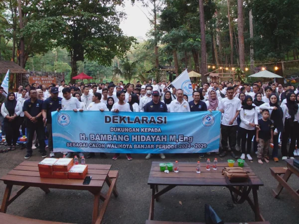 Deklarasi kaum milenial dari empat kecamatan di Kota Banjar untuk mendukung Bambang Hidayah sebagai Wali Kota pada Pilkada 2024, di Situ Mustika Kota Banjar, Minggu 31 Maret 2024.
