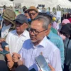 Menteri Perdagangan, Zulkifli Hasan saat dimintai keterangan usai menghadiri bazar ramadhan di Komplek Pemkab Bandung, Soreang, Selasa (26/3/2024). Foto Agi Jabar Ekspres