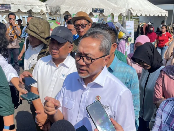 Menteri Perdagangan, Zulkifli Hasan saat dimintai keterangan usai menghadiri bazar ramadhan di Komplek Pemkab Bandung, Soreang, Selasa (26/3/2024). Foto Agi Jabar Ekspres