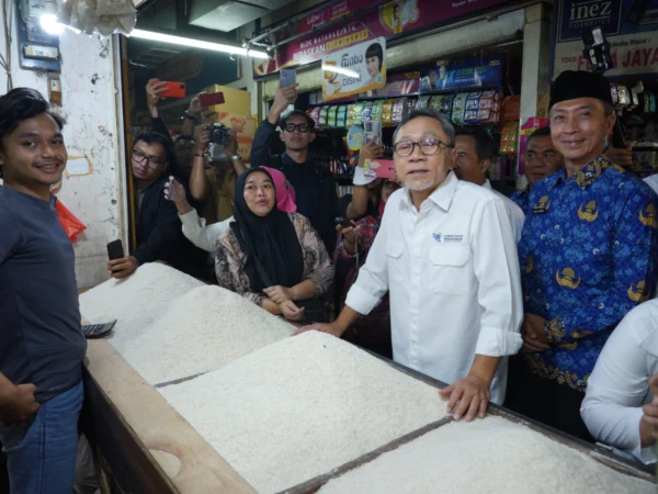 Menteri Perdagangan RI, Zulkifli Hasan didampingi Wakil Wali Kota Bogor, Dedie A. Rachim saat meninjau Pasar Kebon Kembang, Senin (18/3). (Yudha Prananda / Jabar Ekspres)