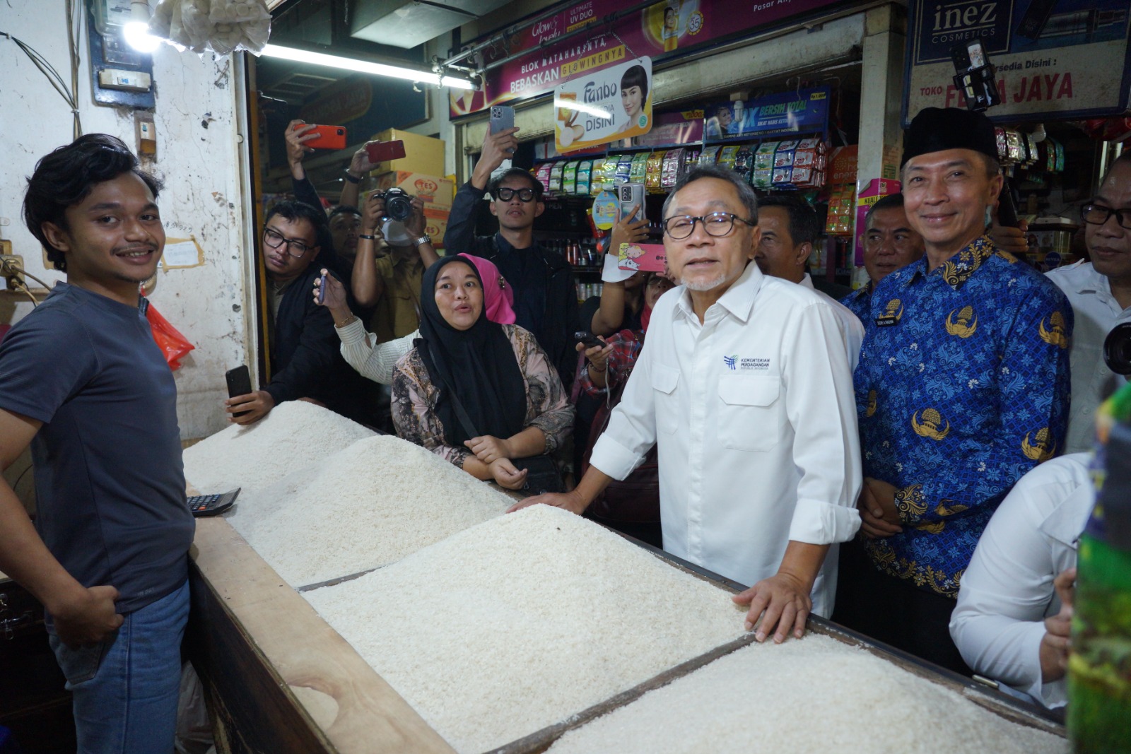Menteri Perdagangan RI, Zulkifli Hasan didampingi Wakil Wali Kota Bogor, Dedie A. Rachim saat meninjau Pasar Kebon Kembang, Senin (18/3). (Yudha Prananda / Jabar Ekspres)