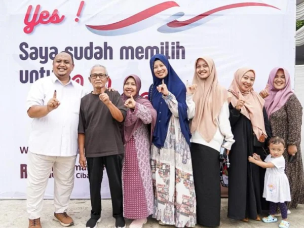 Ketua DPRD Kota Bogor, Atang Trisnanto bersama keluarga saat menyalurkan hak pilihnya pada Pemilu 2024. (Dok. Humpro DPRD Kota Bogor)