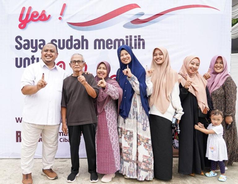 Ketua DPRD Kota Bogor, Atang Trisnanto bersama keluarga saat menyalurkan hak pilihnya pada Pemilu 2024. (Dok. Humpro DPRD Kota Bogor)