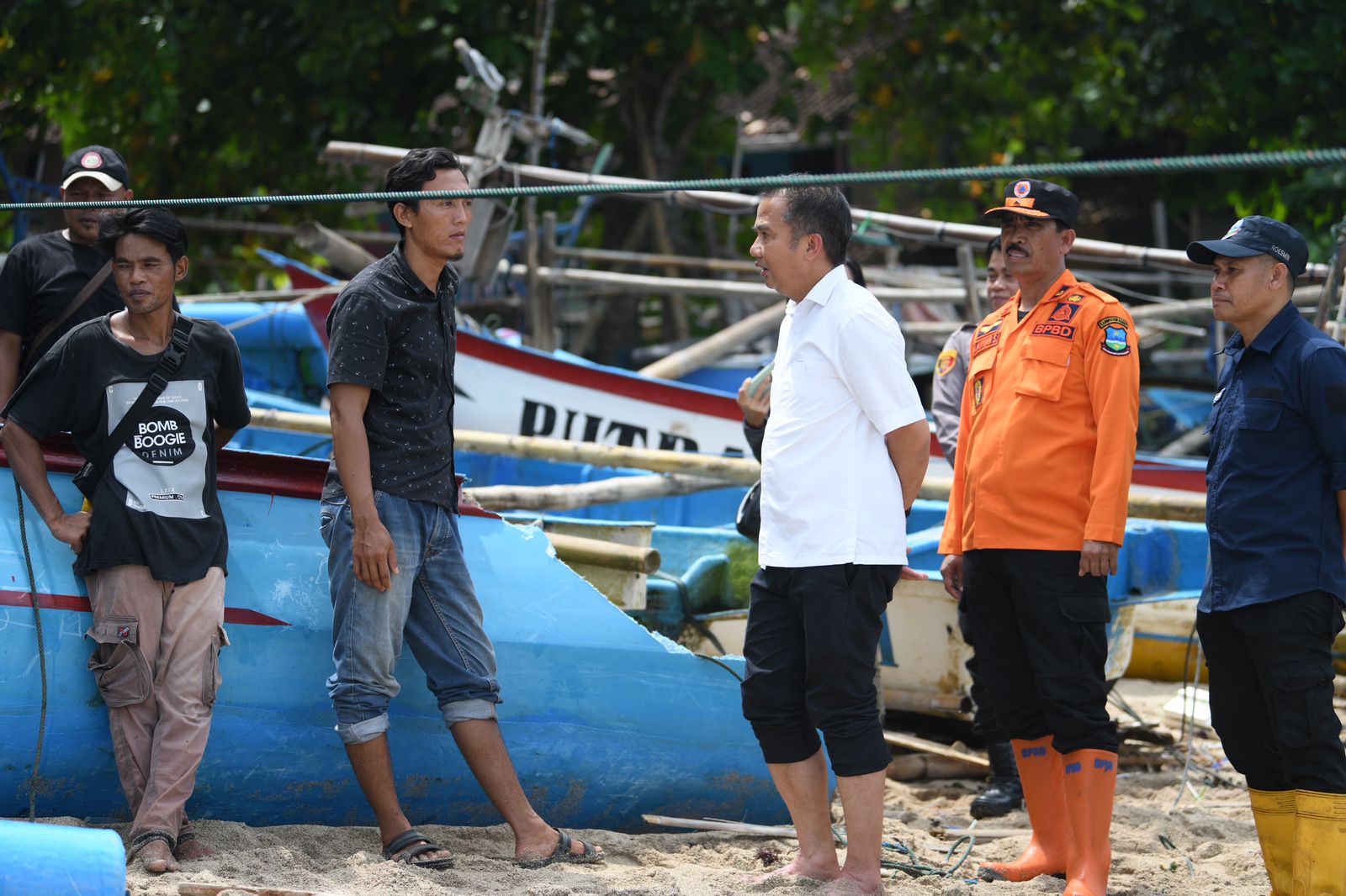 Ist. Pj Gubernur Jabar saat tinjau dampak gelombang tinggi di Pantai Rancabuaya, Kabupaten Garut. Foto. Humas Jabar.