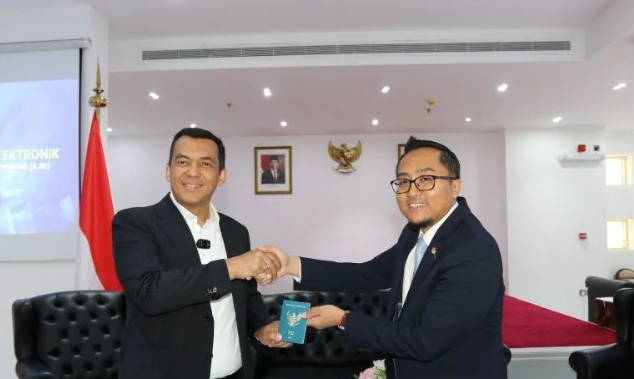 Konsultan Jendral Republik Indonesia (KJRI) Jedah Menyerahkan E-Paspor untuk pertama kalinya ( sumber: Antara)