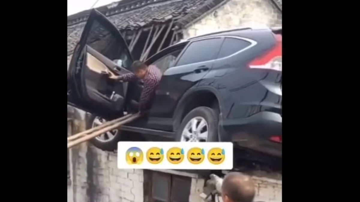 Viral! Honda CR-V Nyangkut di Atap Rumah