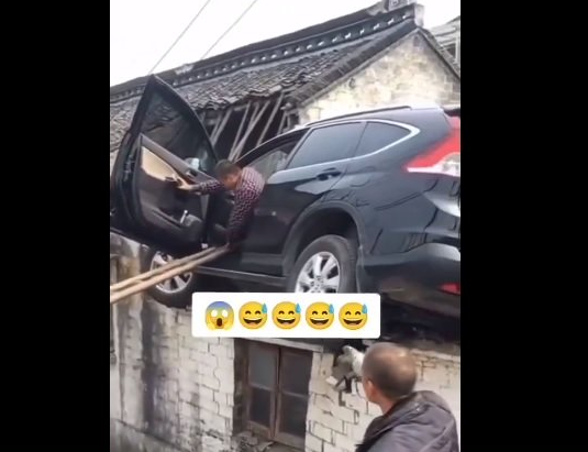 Viral! Honda CR-V Nyangkut di Atap Rumah