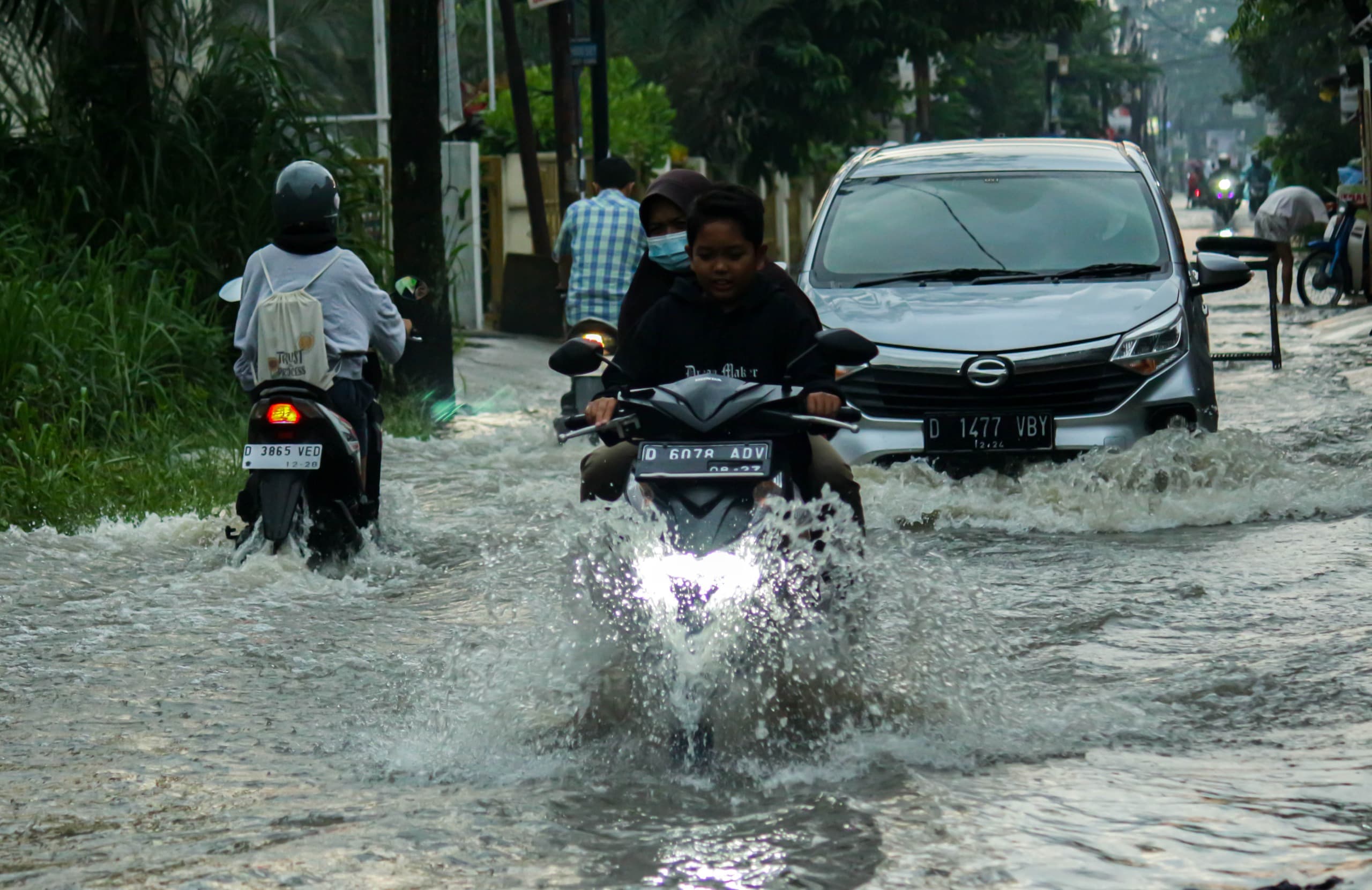 Ilustrasi: Sejumlah warga Kota Bandung sedang menerabas banjir yang menggenangi jalan. (Pandu Muslim/Jabar Ekspres)