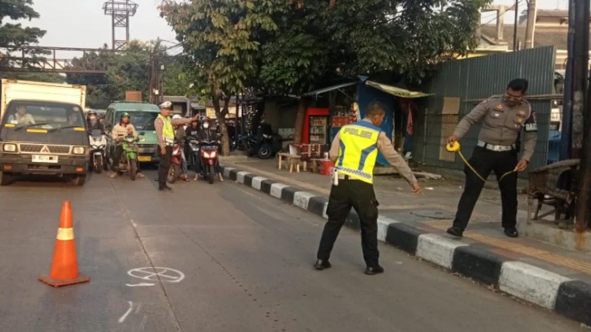 Pengendara Motor Tewas di TKP Usai Tertabrak Truk di Jalan Soekarno-Hatta Bandung
