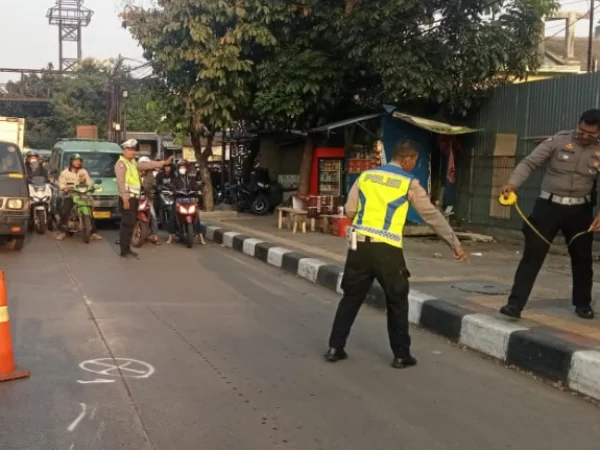 Pengendara Motor Tewas di TKP Usai Tertabrak Truk di Jalan Soekarno-Hatta Bandung