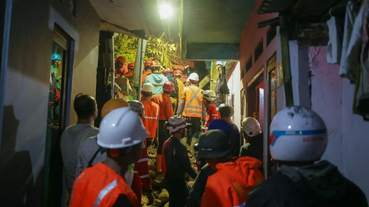 BPBD Kota Bogor bersama tim gabungan saat melakukan evakuasi korban tertimbun longsor di Kampung Lebak Kantin, Sempur, Kota Bogor, Minggu (24/3) Malam. (Yudha Prananda / Jabar Ekspres)