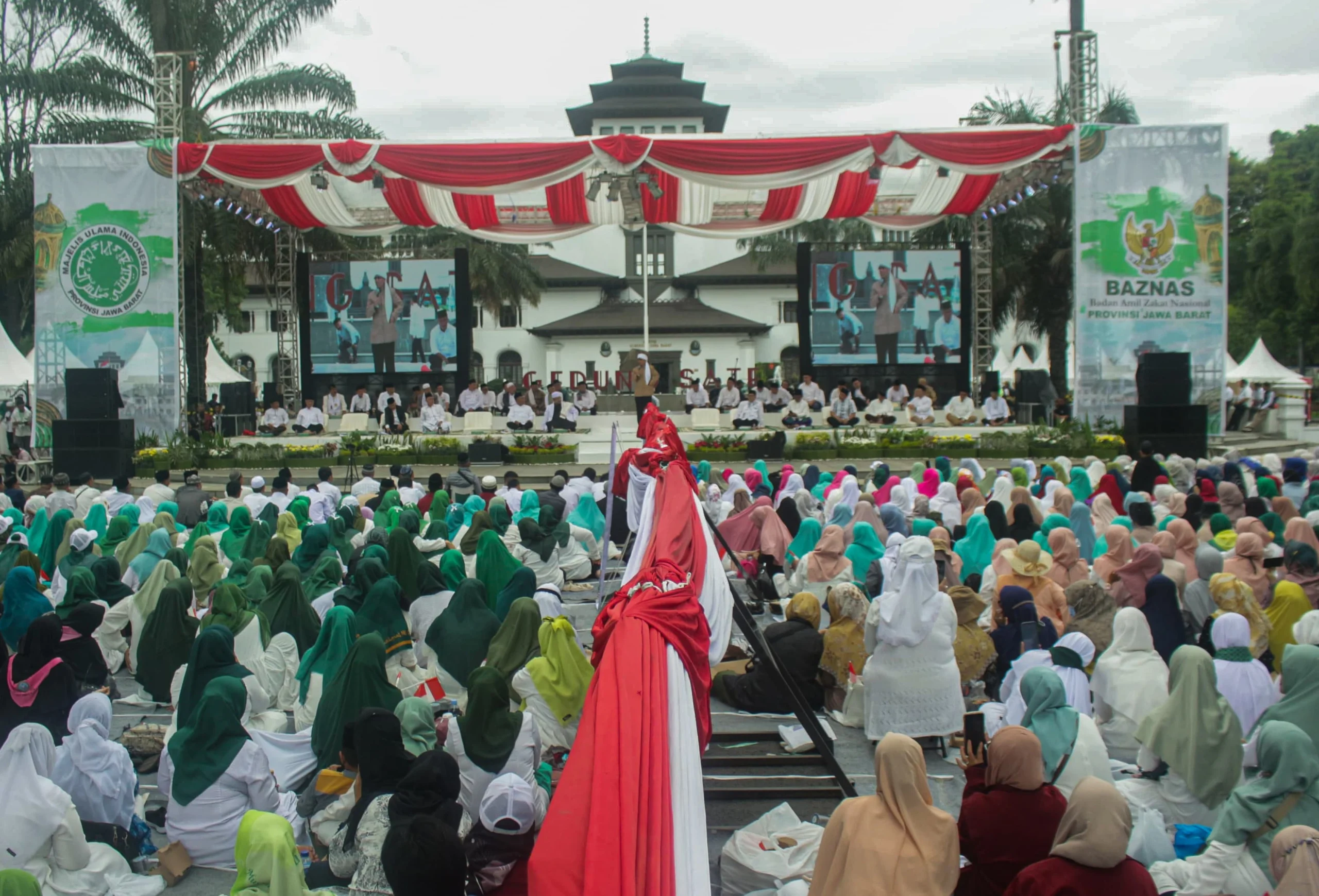 Ribuan jamaah hadiri Istigosah Kubro yang digelar MUI dan Pemprov Jabar di Jalan Diponogoro, Kota Bandung, Sabtu(9/3). (Pandu Muslim/Jabar Ekspres)
