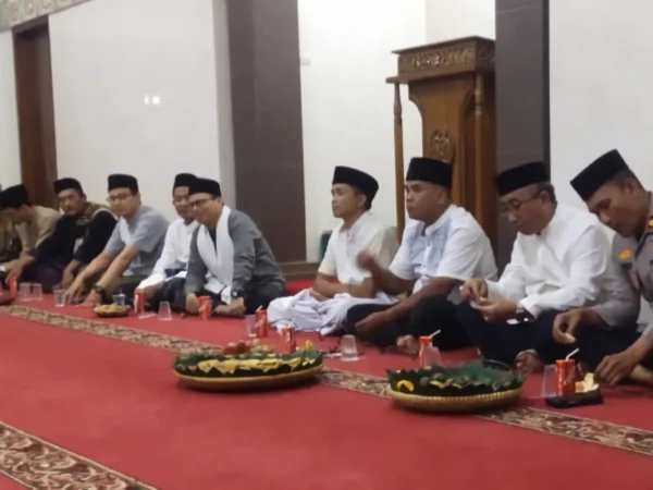 Forum Koordinasi Pimpinan Kecamatan (Forkopimcam) Cileunyi, Kabupaten Bandung saat laksanakan giat taraweh keliling (tarling) di Masjid Nurul Huda Kampung Kudang, Desa Cibiruwetan.