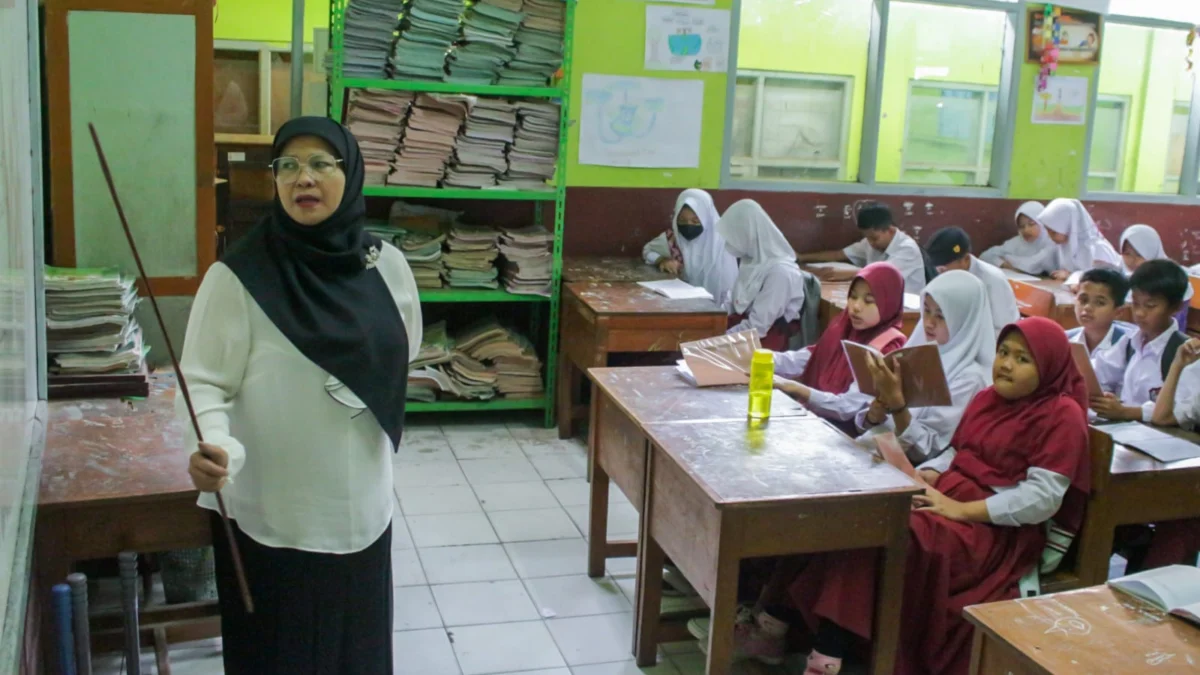 Doc. Ilustrasi Guru Honorer saat Sedang Mengajar di Salah Satu SD (Foto: Pandu Muslim)