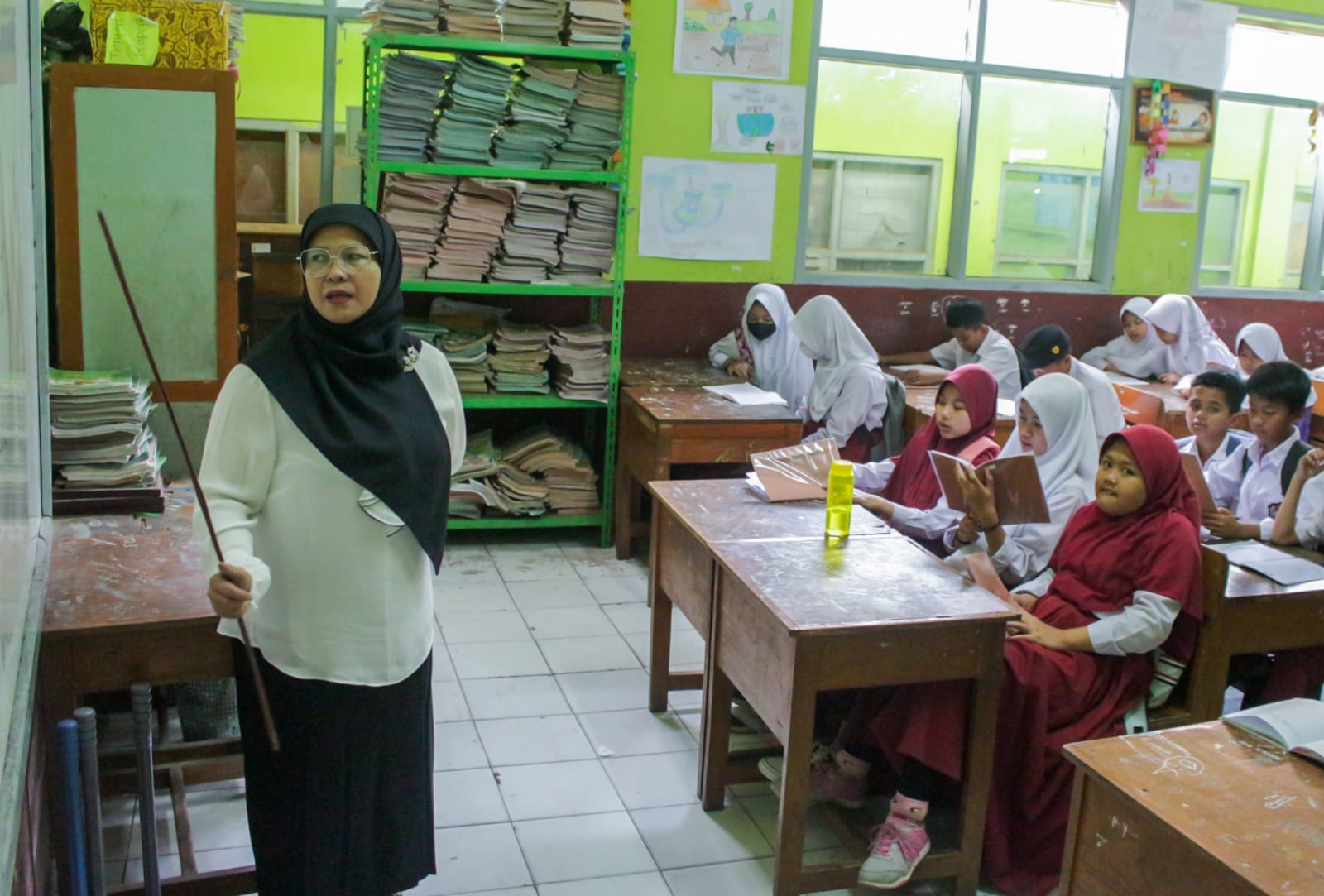 Doc. Ilustrasi Guru Honorer saat Sedang Mengajar di Salah Satu SD (Foto: Pandu Muslim)