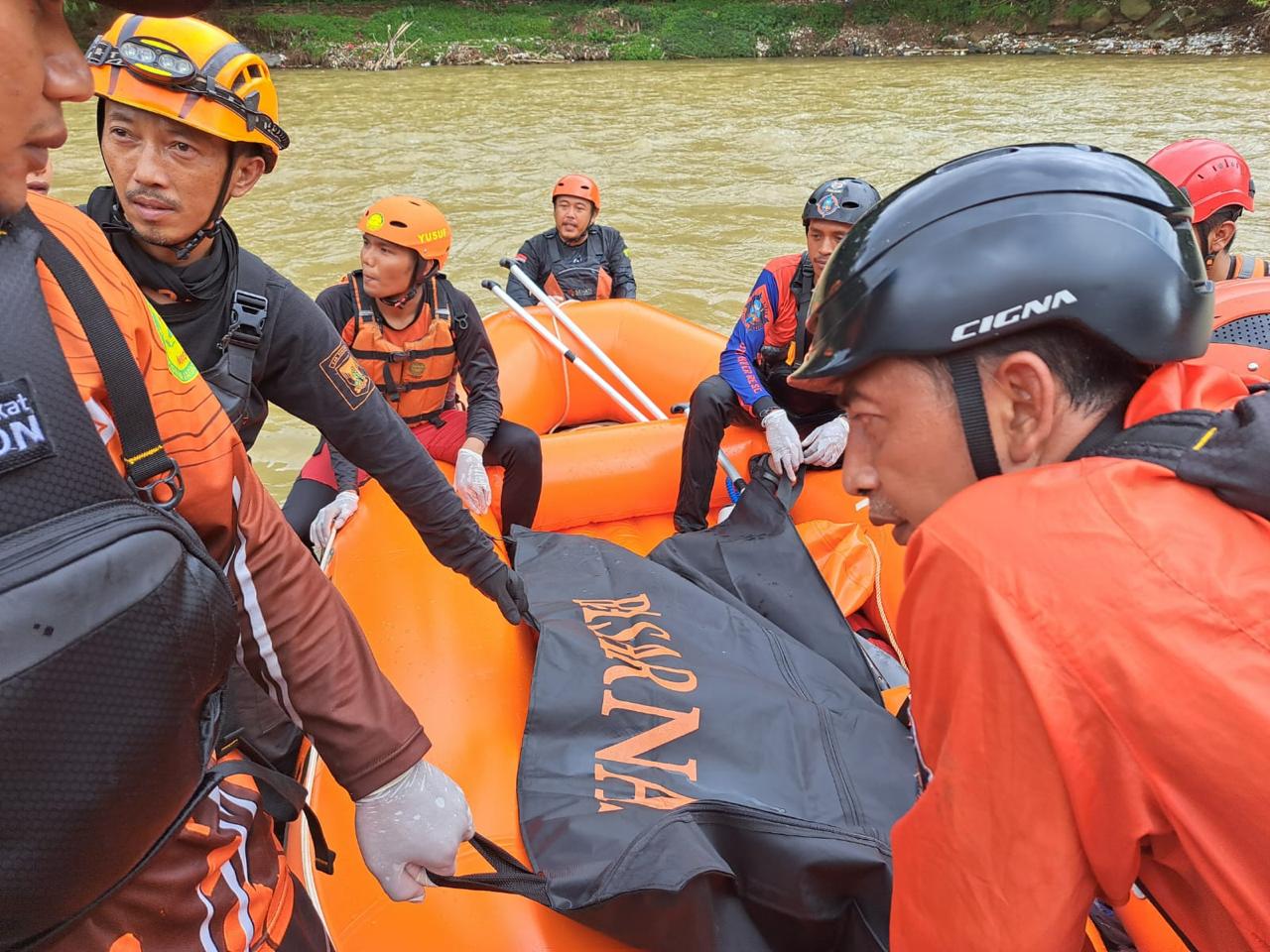 Tim SAR saat mengevakuasi jasad NA IRT yang menghayutkan dirinya ke sungai. Istimewa
