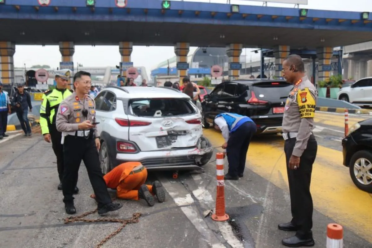 kecelakaan beruntun di Gerbang Tol Halim Utama/Foto; ANTARA/