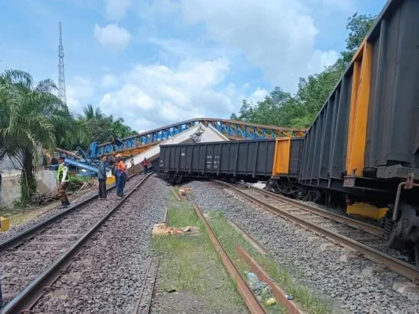 Kereta pengangkut batu bara yang tertimpa besi proyek pembangunan jalan layang sebabkan dua orang tewas ditempat (Antara)