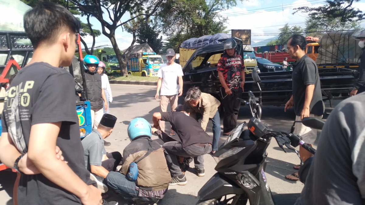 Korban laka lantas di Jalan Raya Bandung-Garut wilayah Kecamatan Cimanggung, Kabupaten Sumedang saat ditolong sejumlah warga untuk dibawa ke rumah sakit. (Yanuar/Jabar Ekspres)