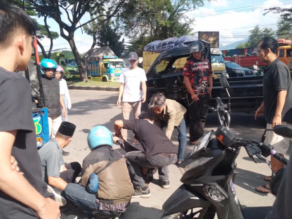 Korban laka lantas di Jalan Raya Bandung-Garut wilayah Kecamatan Cimanggung, Kabupaten Sumedang saat ditolong sejumlah warga untuk dibawa ke rumah sakit. (Yanuar/Jabar Ekspres)