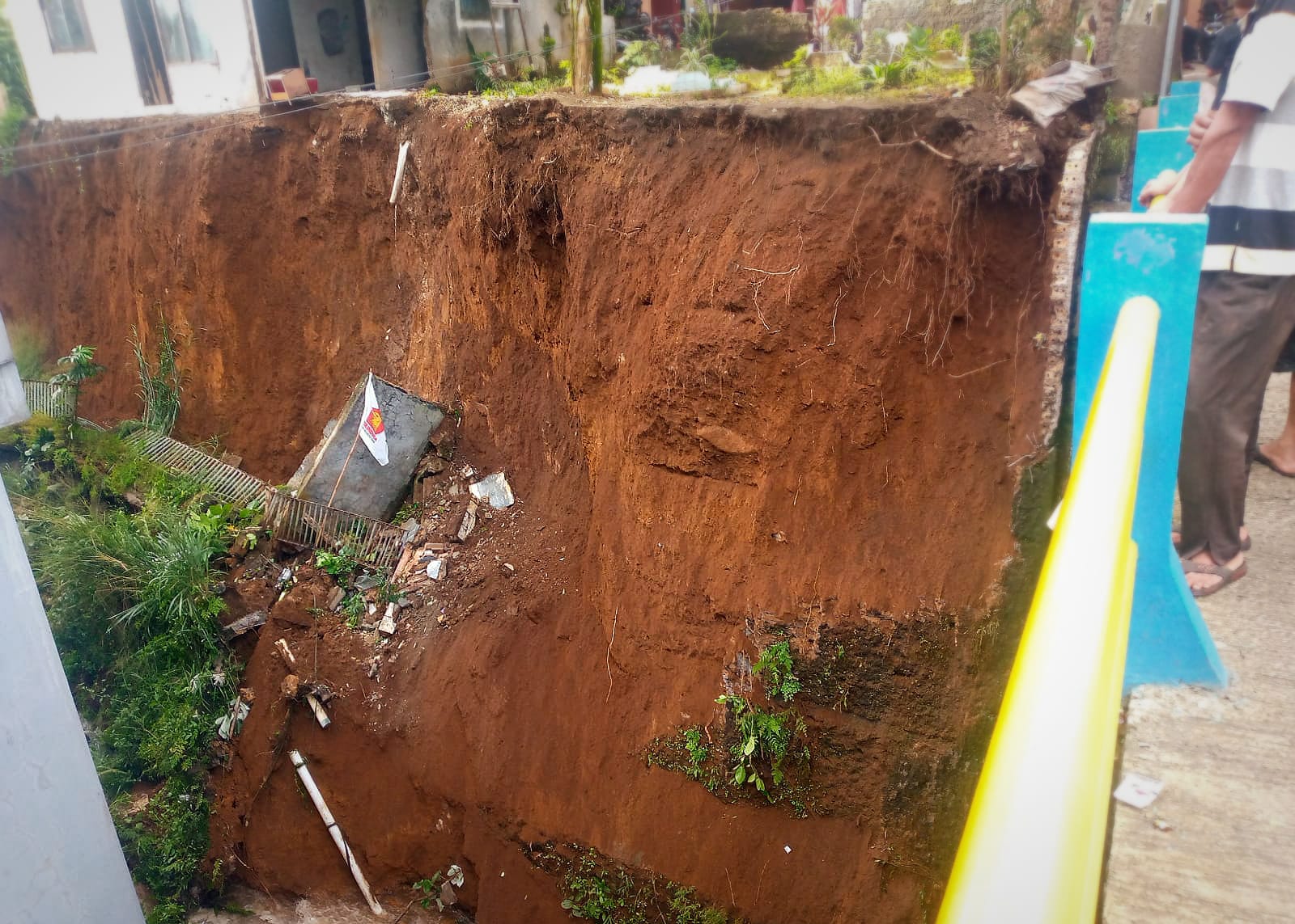 Kondisi tebingan yang ambruk tergerus longsor di Kelurahan Muarasari, Kecamatan Bogor Selatan, Kota Bogor. (Yudha Prananda / Jabar Ekspres)