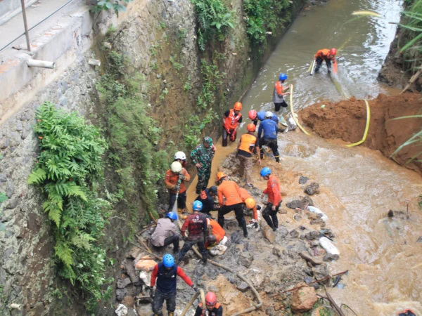 Ilustrasi: Petugas gabungan saat melakukan proses evakuasi di lokasi longsor TPT Muarasari, Kecamatan Bogor Selatan, Kota Bogor beberapa waktu lalu.(Yudha Prananda / Jabar Ekspres)