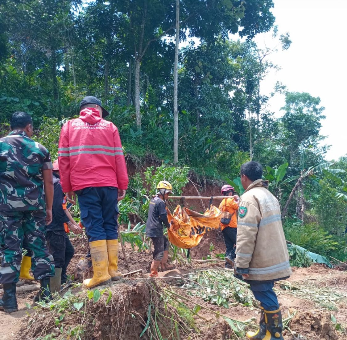 Tim SAR gabungan saat mengevakuasi korban tertimbun longsor di Kampung Gintung, Desa Cibenda, KBB. Selasa (26/3). Foto Jabarekspres