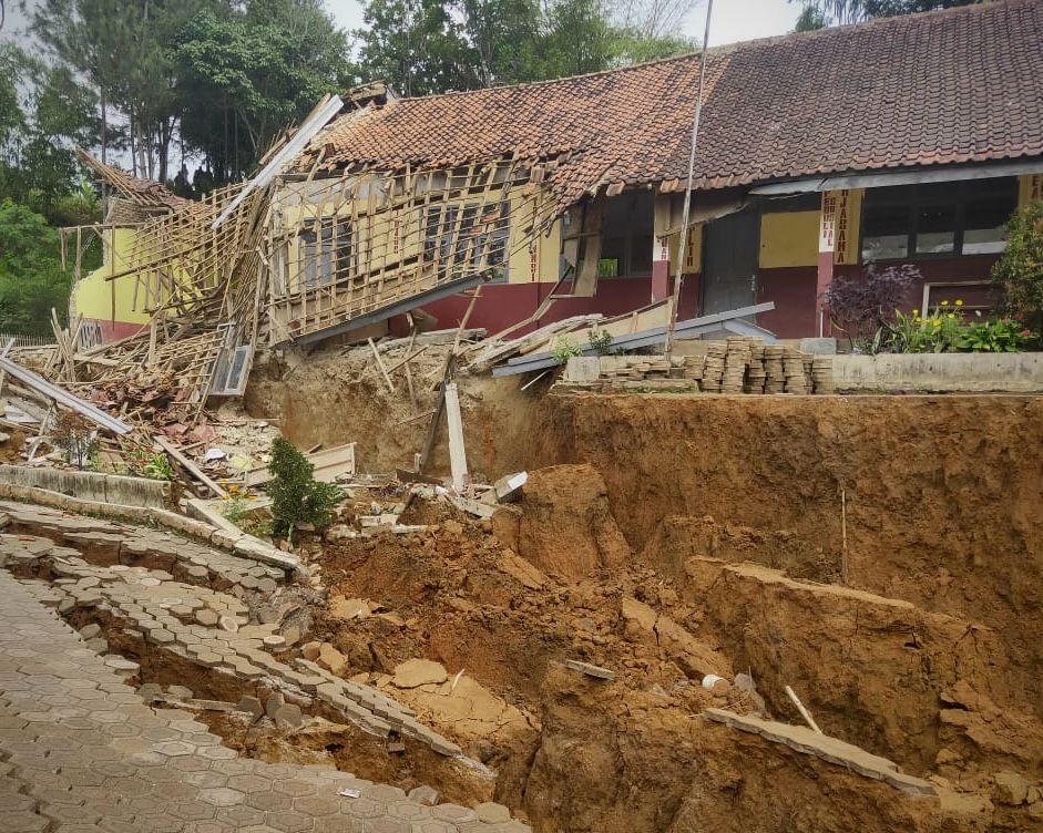 Pergerakan tanah di RT 03 dan 04, RW 13 Desa Cibedug yang berada di SDN 1 Babakan Citalang sudah amblas. Bangunan sekolah pun ambruk tergerus bencana tersebut. Jumat (1/3). Foto Jabarekspres