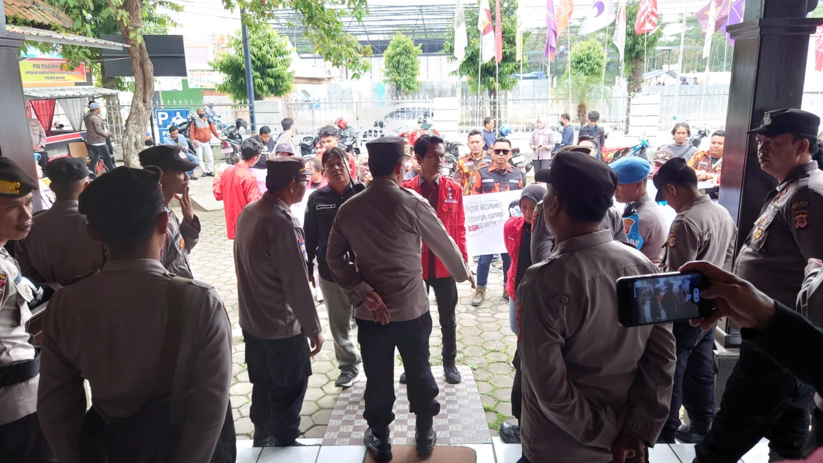 Massa dari kalangan mahasiswa dan ormas berhadapan dengan Polisi di depan kantor KPU Banjar, Rabu 13 Maret 2024. Massa mempertanyakan proses seleksi Tenaga Administasi yang diduga mengandung unsur nepotisme. (Cecep Herdi/Jabar Ekspres)