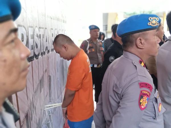 Polresta Bogor Kota saat mengekspose wajah seorang mucikari pelaku TPPO, Rabu (13/3). (Yudha Prananda / Jabar Ekspres)