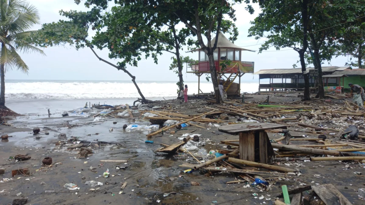 Kondisi rumah/warung milik warga di pesisir pantai selatan sukabumi yang alami kerusakan. Istimewa