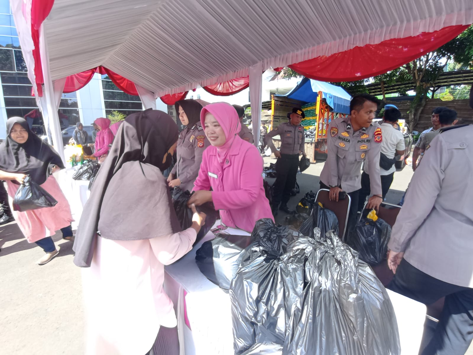 Warga saat belanja di pasar murah Polres Bogor. Foto : Sandika Fadilah/Jabarekspres.com