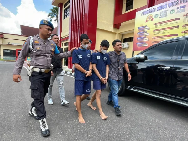 Dua Pelaku Perdagangan Sepatu Merk Ilegal Berhasil Diamankan, Untung Jutaan Rupiah. Foto Agi Jabar Ekspres