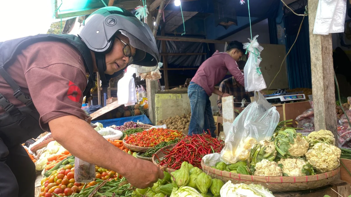 Seorang pembeli sedang memilih sayur. Riki Achmad/Jabar Ekspres