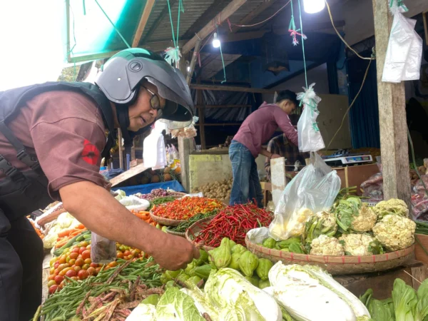 Seorang pembeli sedang memilih sayur. Riki Achmad/Jabar Ekspres