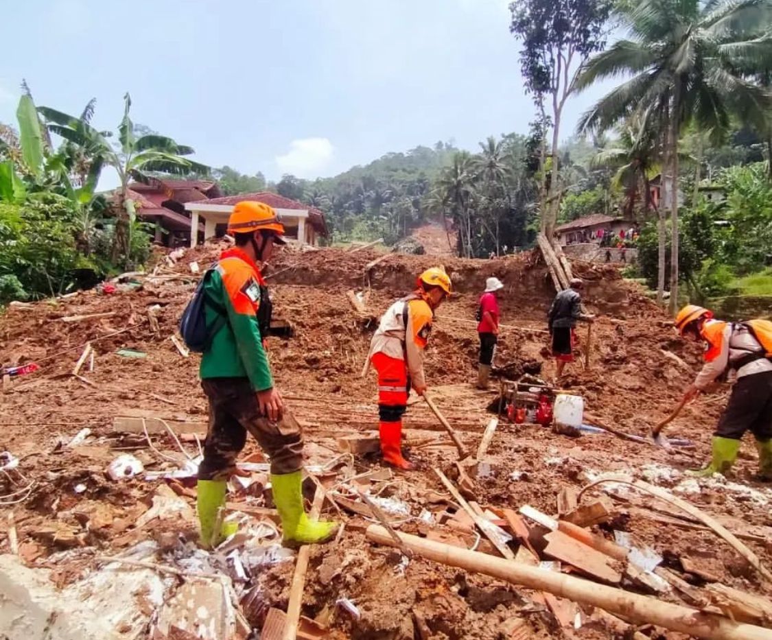 Memasuki hari keenam, Tim SAR gabungan masih melakukan upaya pencarian sisa korban tertimbun tanah longsor di Cipongkor, Bandung Barat. Sabtu (30/3). Foto Jabarekspres