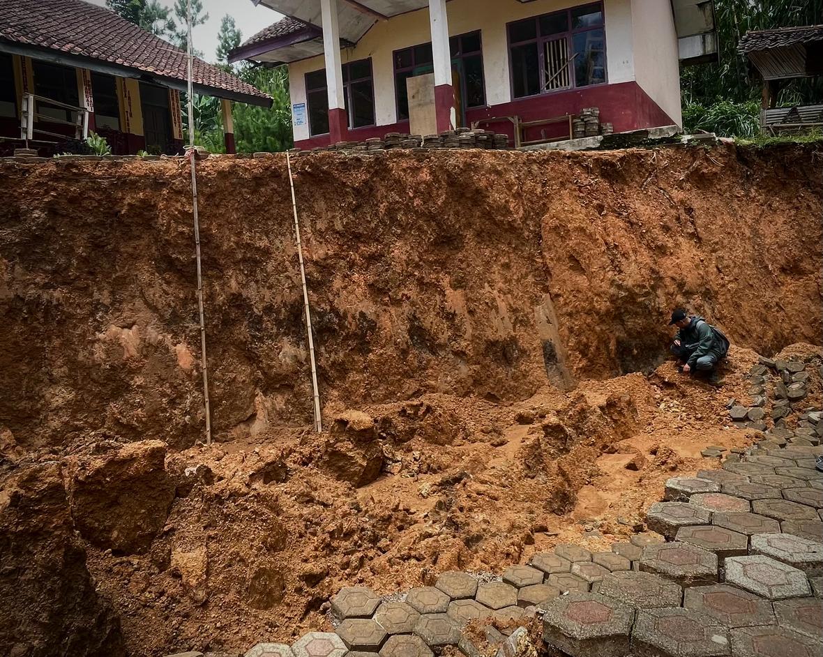 Petugas PVMBG saat melakukan penyelidikan terjadinya pergerakan tanah di Kampung Cigombong, Desa Cibedug, Kecamatan Rongga, Kabupaten Bandung Barat. Senin (4/3/2024).