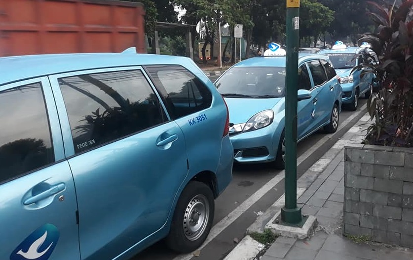 perusahaan jasa transportasi terbesar di Indonesia, Bluebird memberikan potogan harga sampai dengan 50 persen untuk masyarakat Kota Bandung.